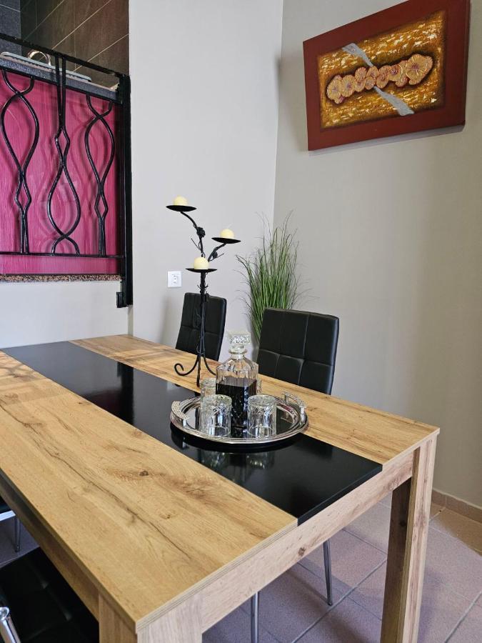Adonis Apartments *